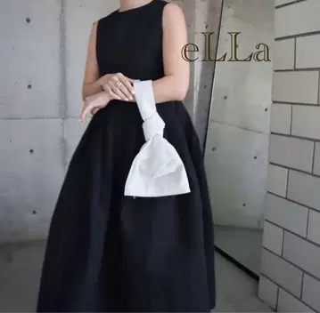 ELLA 개더 턱이 있는 원피스