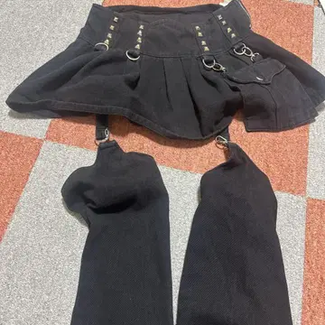 스터드가 달린 블랙 미니 스커트