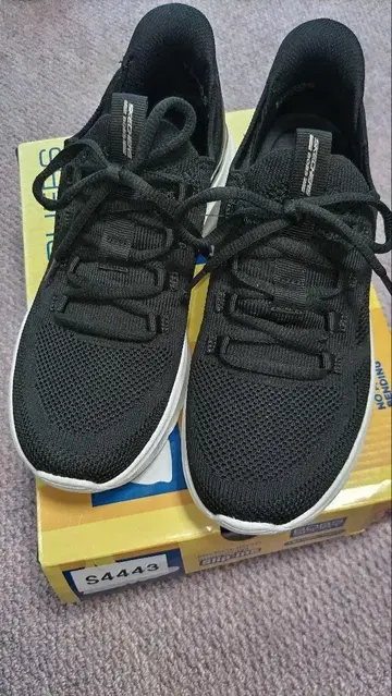 Skechers Slip-ins 블랙 스니커즈