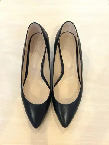 바니스 뉴욕 블랙 가죽 펌프스 24.5cm
