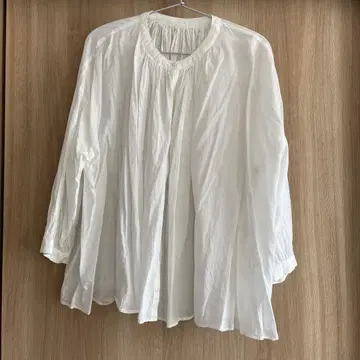 북유럽 생활용품점 바람에 흔들리는, 넉넉한 개더 블라우스 화이트
