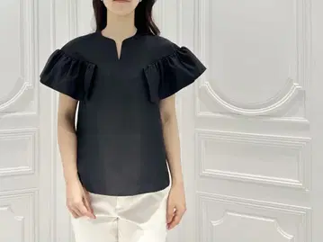 엠프리미어 블랙 아베니르 프릴이 달린 블랙 반팔 상의