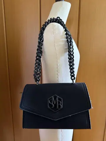 블랙 플랩 숄더백 SVB
