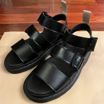 새상품급 Dr.Martens Vegan Gryphon 샌들 UK4
