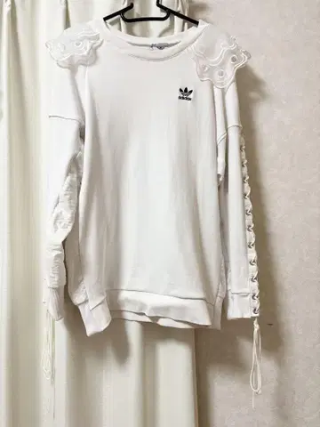 아디다스 프릴 디자인 맨투맨 화이트