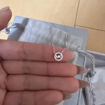 마이클코어스 로고 펜던트 목걸이