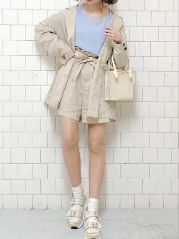 얇은 소재의 베이지 자켓