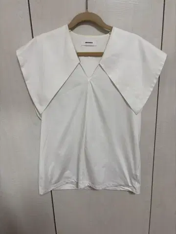 미스로에 빅 칼라 컷소 화이트 셔츠 슬리브리스 티셔츠