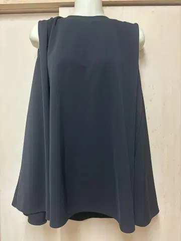 1er 슬리브리스 플레어 튜닉 블랙