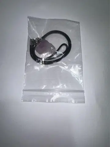 하트 모양의 연보라색 스톤 목걸이