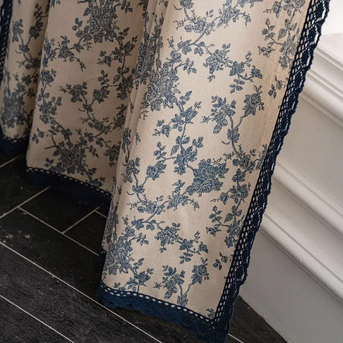 2 Floral Lace Curtains (Width 150/Length 160)