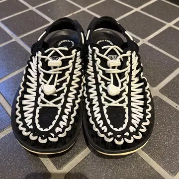 KEEN 샌들 블랙/화이트