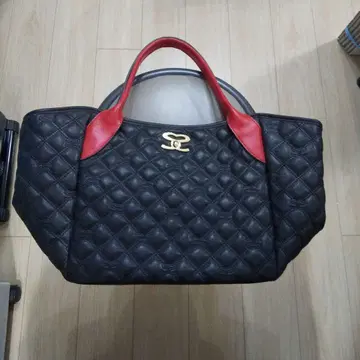 블랙과 레드 퀼팅 토트백
