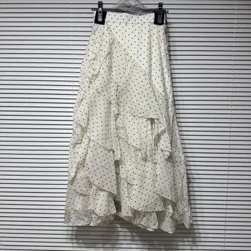 아이보리 도트 무늬 플레어 스커트