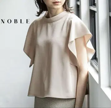 NOBLE 하이넥 플레어 소매 블라우스 오렌지 드레이프감 소재