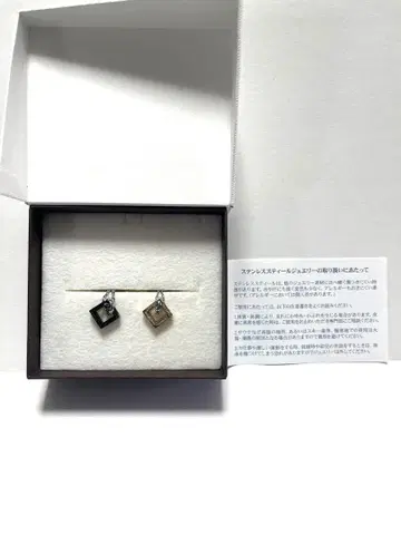 심플한 반지가 겹쳐진 페어 목걸이
