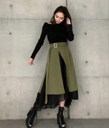 ENVYM 비대칭 밑단 콤비 롱 플레어 스커트
