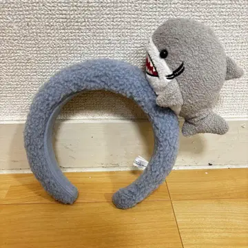 상어 봉제 인형이 달린 머리띠