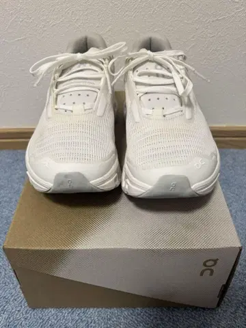 온 On 화이트 스니커즈 22cm