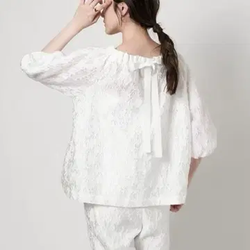 새상품 UNITED ARROWS 플라워 자카드 블라우스 화이트