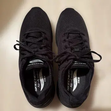 Skechers 블랙 스니커즈