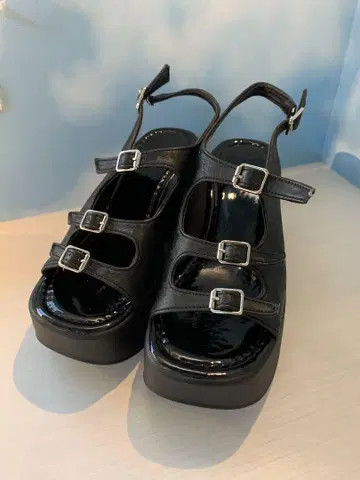 통굽 블랙 샌들 스트랩 포함