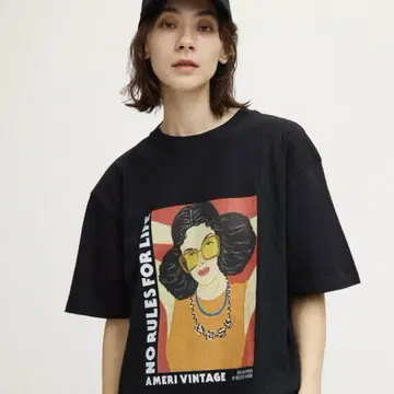 AMERI VINTAGE 아트 프린트 티셔츠 블랙