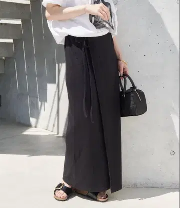 슬로브 이에나 면 린넨 릴랙스 랩 스커트 블랙