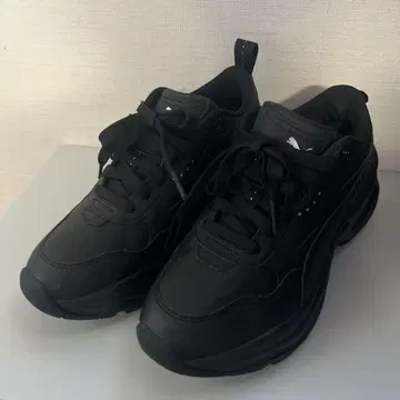 새상품급 PUMA 블랙 스니커즈 23.5