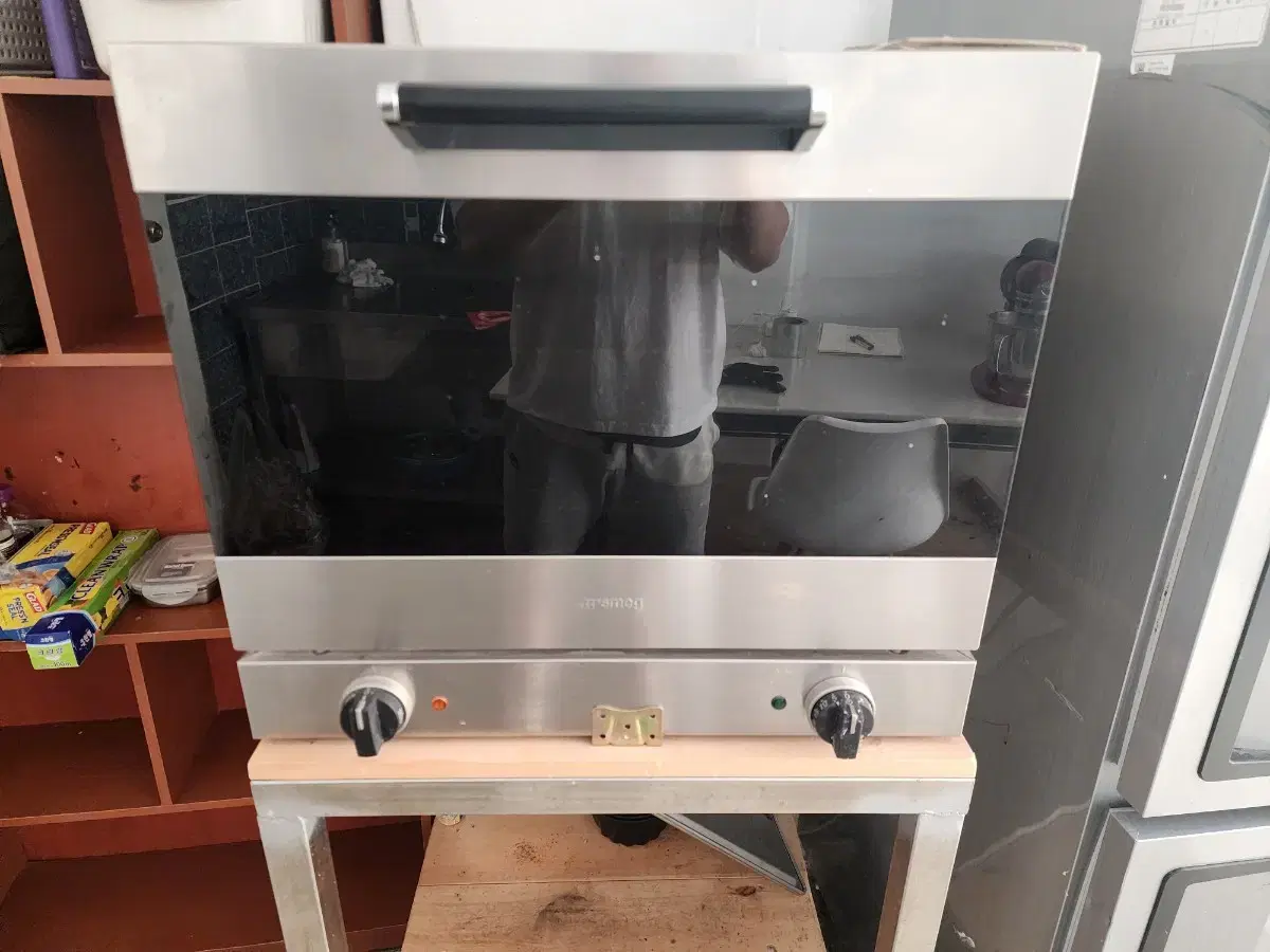 I sell a SMEG 4-tier convection oven.