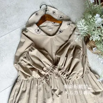 꽃 자수 뾰족한 세일러 원피스/베이지