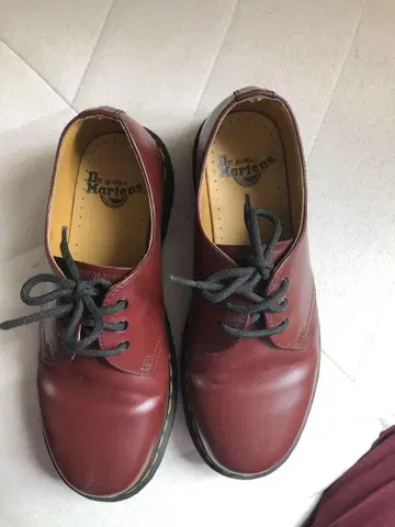Dr. Martens 버건디 통굽 신발