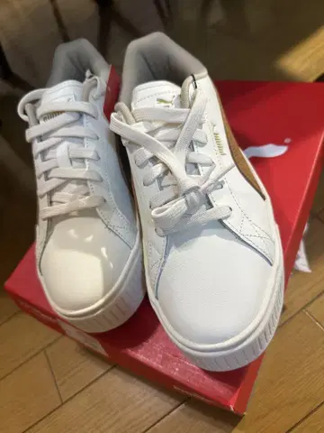 새상품 Puma 화이트 카르멘 캐주얼 스니커즈