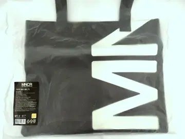 BTS 2024 팝업 스토어 모노크롬 토트 백