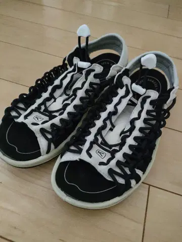 KEEN 스포츠 샌들 화이트/블랙
