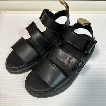 닥터마틴(DR. MARTENS) 블랙 스트랩 샌들