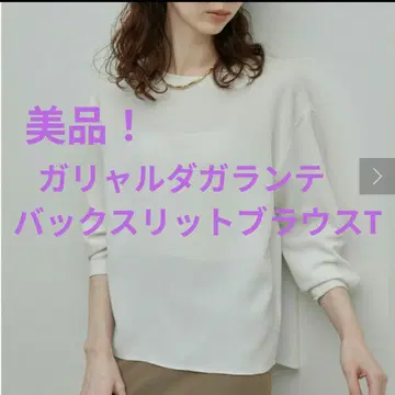 새상품급 개럴개런트 백 슬릿 블라우스 T