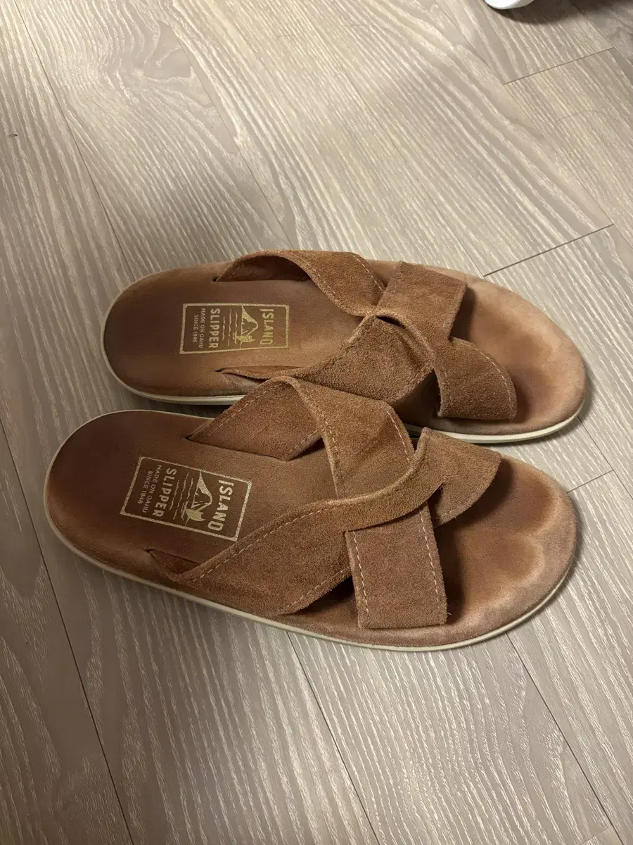 (7) Island Slipper Peanut