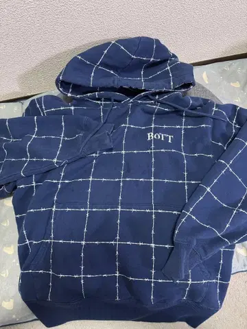 BOTT 네이비 격자무늬 후드티