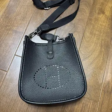 블랙 합성 피혁 숄더백 로고