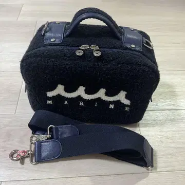 MARINE 퍼 소재 핸드백 블랙
