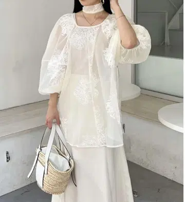 아에르마 시어 플라워 자수 블라우스