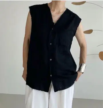 프랑스 리넨 소재의 V넥 소매 없는 티셔츠