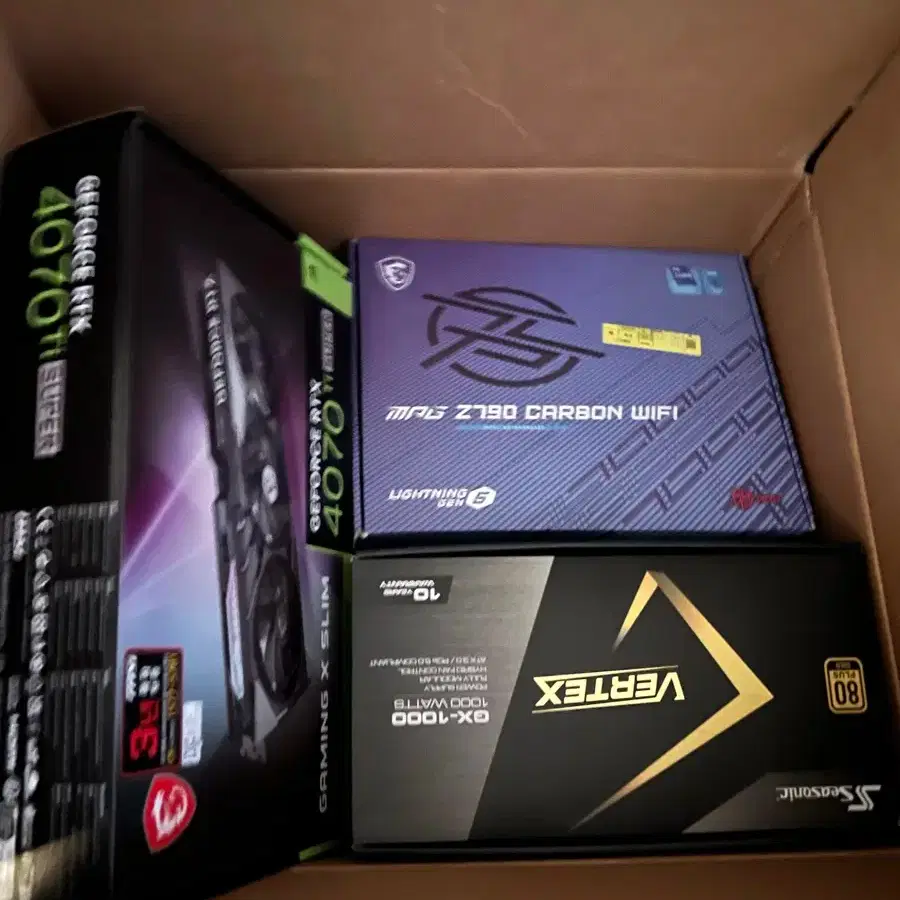 MSI 지포스 RTX 4070 Ti SUPER 게이밍 X 슬림입니다