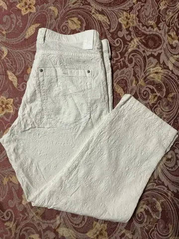 산타페 화이트 엠보싱 데님 팬츠