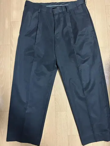 하가 클래식 핏 플리츠 앞부분 팬츠