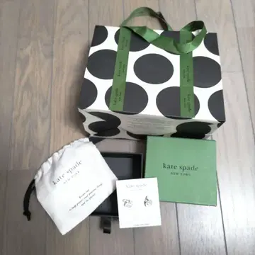 kate spade 꽃 모티브 귀걸이 (양쪽 귀용)