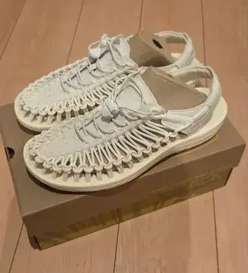 KEEN 킨 UNEEK 샌들