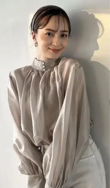 anuans 시스루 넥 개더 블라우스 그레이 베이지 아누앙스