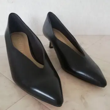 미사용!! LE TALON 루타론 V 컷 펌프스 23cm